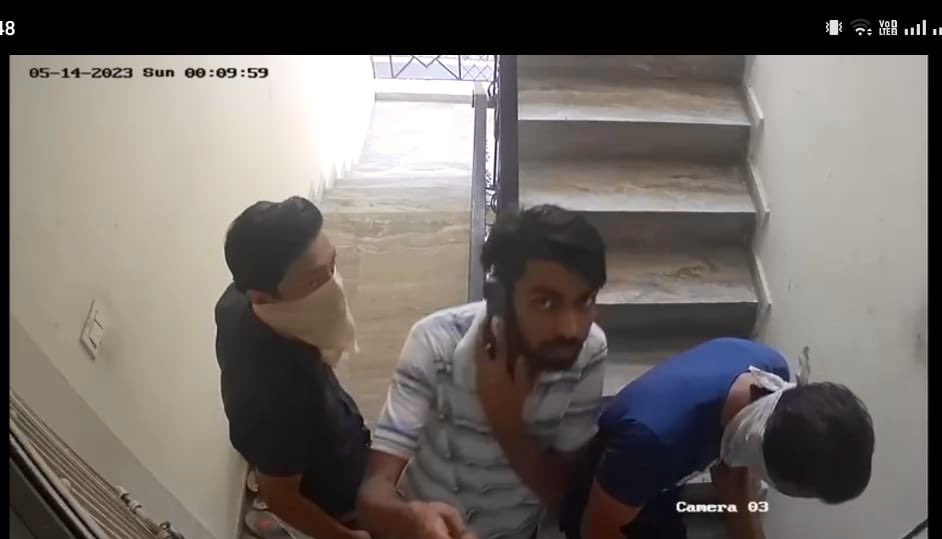 Khushbookhan_'s tweet photo. This gang is fearlessly roaming in Jamia Nagar, and this is the second recorded incident of burglary in the locality. Earlier, it happened in @ZahidAzeemJMI’s place; now, they committed the same in Zakir Nagar West. Despite submitting clear CCTV footage after the earlier incident, police took no action against them, and they fearlessly committed a second incident 

+++
