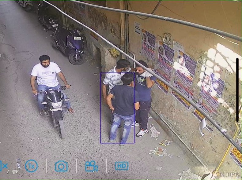 Khushbookhan_'s tweet photo. This gang is fearlessly roaming in Jamia Nagar, and this is the second recorded incident of burglary in the locality. Earlier, it happened in @ZahidAzeemJMI’s place; now, they committed the same in Zakir Nagar West. Despite submitting clear CCTV footage after the earlier incident, police took no action against them, and they fearlessly committed a second incident 

+++