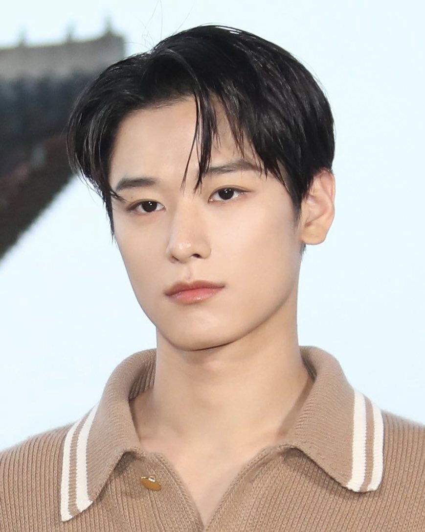KISSYJEONS's tweet photo. face so sexy so handsome https://t.co/G09IGTDbSx