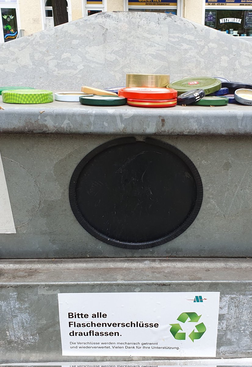 Wenn es dein Traum ist, Flaschenverschlüsse auf dem Altglascontainer abzulegen, dann gehe beharrlich deinen Weg! LASS DICH VON KEINEM AUFHALTEN. AUCH VON KEINEM SCHILD!