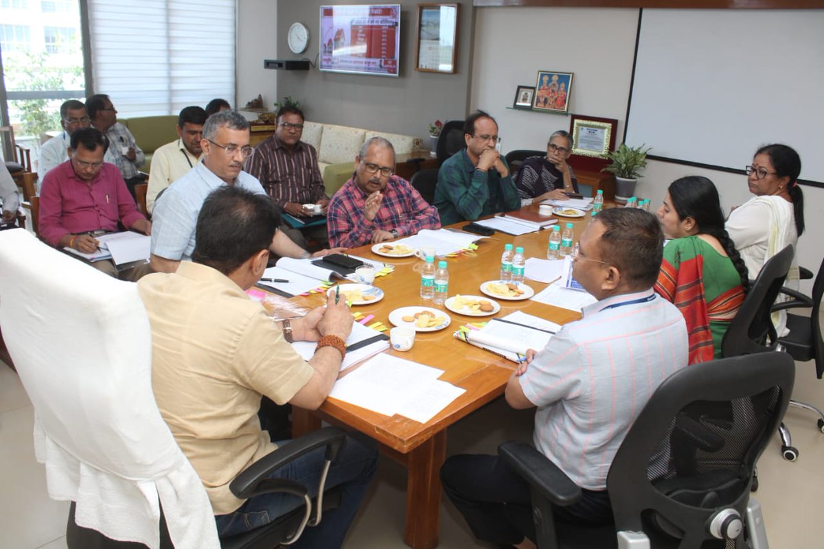 આજરોજ સ્વર્ણિમ સંકુલ - ૨, ગાંધીનગર કાર્યાલય ખાતે વિભાગના અધિકારીશ્રીઓ સાથે બેઠકનું આયોજન કરીને પ્રાથમિક, માધ્યમિક અને ઉચ્ચ શિક્ષણ સાથે સંકળાયેલ વિવિધ પ્રશ્નો અન્વયે ચર્ચા-વિચારણા કરી તેનું નિરાકરણ લાવવા માટે પ્રયાસ કર્યો.

#PrafulPansheriya