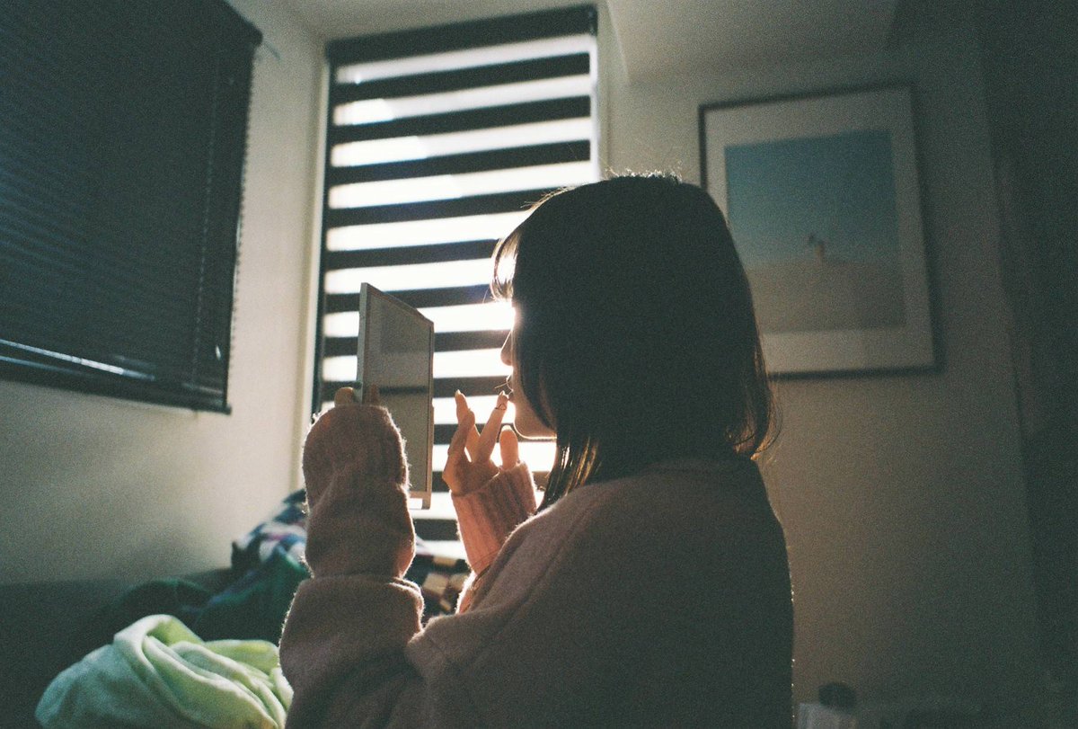 「いつも不意打ちでごめん! 一瞬でも逃したくないので!! #filmphotogr」|Madoca Uchimuraのイラスト