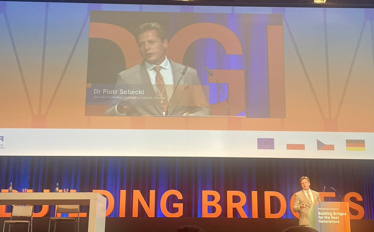 Are we witnessing a global AI revolution or evolution? - asked prof. Piotr Sobecki. 
The talk is exploring the convergence of human expertise and AI in the realm of radiology, delving into cutting-edge innovations that enhance diagnostic accuracy and efficiency.