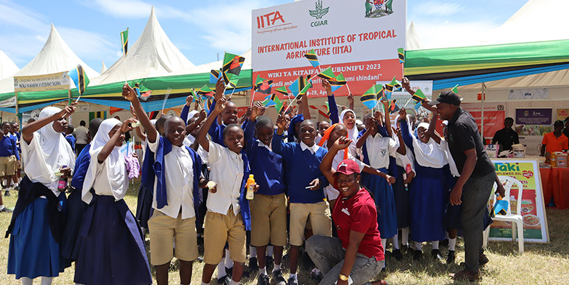 IITA emerges as winner at the innovation week in Tanzania
"The Institute also displayed the natural aflatoxin control product <a href="/Aflasafe/">Aflasafe</a> &amp; the Afya soil rapid test kit."
Read more...
iita.org/news-item/iita…
.
#Tanzania #research #aginnovation #iitastories #Aflasafe #digitaltools