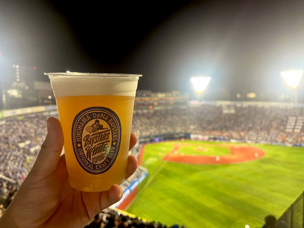 barubarumiura's tweet photo. 今日はバウアー（サイヤング賞投手）を観に横浜スタジアムに行きました

そんなバウアー2回7失点の大炎上
そしてチームは6連敗です

画像は『ウキウキで買ったバウアータオル』と『大敗すぎて全く味がしなかったビール』と『バウアーの広告を指差したはずが赤い車を指指してた』です

#baystars https://t.co/JyUB0EOwRn