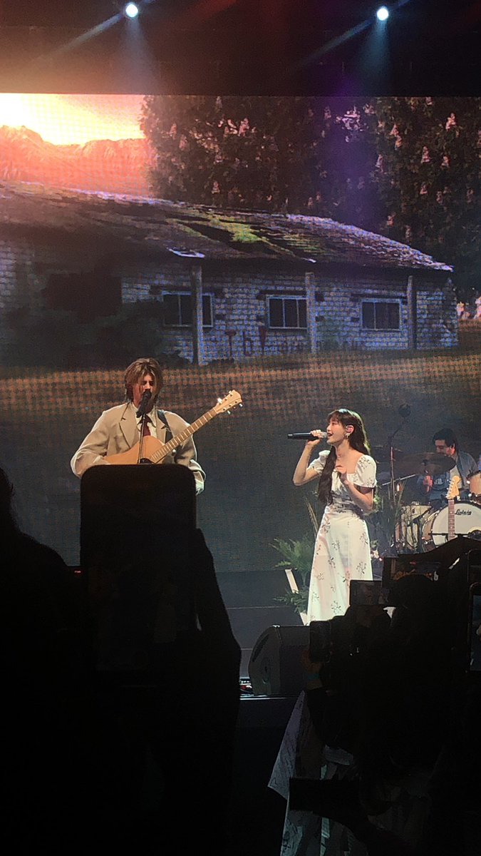 feelinggthis's tweet photo. IM AT A RUEL CONCERT WHY IS CHUU FROM LOONA HERE😭😭😭 https://t.co/Tbb7npEKgJ