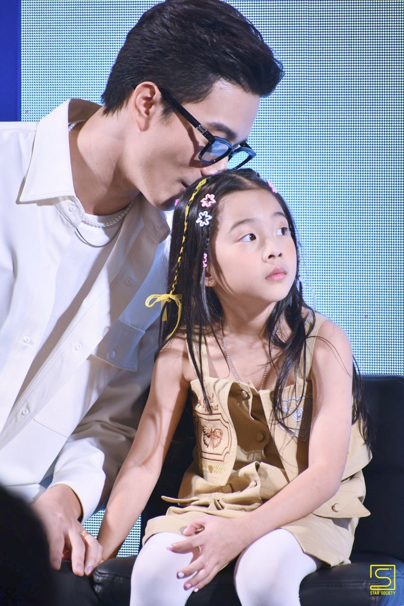 STARSOCIETY_TH's tweet image. บี้-ธรรศภาคย์ และน้องเป่าเปาร่วมงานแถลงข่าวเปิดตัวเลนส์แว่นตา MiYOSMART ที่ได้รับรางวัลเลนส์ชะลอการเพิ่มขึ้นของสายตาสั้นในเด็ก&apos; ด้วยเทคโนโลยีล้ำสมัยจากไทยโฮยาเลนซ์ ผู้นำระดับโลกด้านนวัตกรรมเทคโนโลยีเลนส์สายตา

#บี้ธรรศภาคย์ #น้องเป่าเปา  
#MiYOSMART #HOYAThailand…