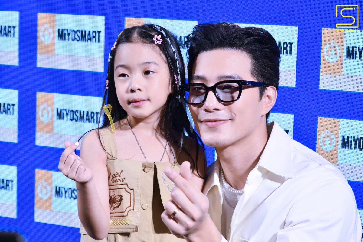 STARSOCIETY_TH's tweet image. บี้-ธรรศภาคย์ และน้องเป่าเปาร่วมงานแถลงข่าวเปิดตัวเลนส์แว่นตา MiYOSMART ที่ได้รับรางวัลเลนส์ชะลอการเพิ่มขึ้นของสายตาสั้นในเด็ก&apos; ด้วยเทคโนโลยีล้ำสมัยจากไทยโฮยาเลนซ์ ผู้นำระดับโลกด้านนวัตกรรมเทคโนโลยีเลนส์สายตา

#บี้ธรรศภาคย์ #น้องเป่าเปา  
#MiYOSMART #HOYAThailand…