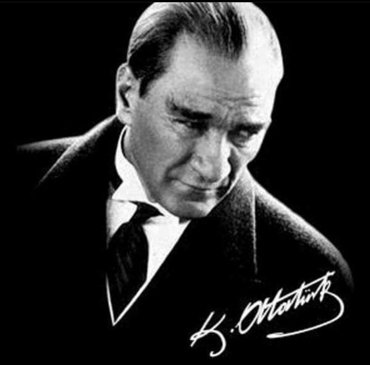 Güzel ülkemin baharları bitmeyecek. Görevimizi 2.turda da koşa koşa yerine getireceğiz. 

Mağlup olduğun zaman değil, pes ettiğin zaman yenilirsin. Zaten ortada bir mağlubiyette yok.!

Gazi Mustafa Kemal Atatürk’ün çocukları olarak 
Yolumuzdan dönmedik , dönmeyeceğiz 🫶🇹🇷