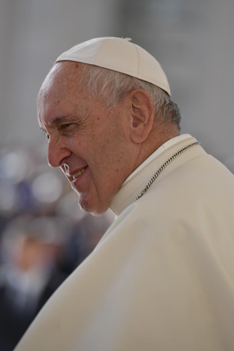vaticannews_pt's tweet photo. "Paráclito significa 'aquele que está ao meu lado para me apoiar', a fim de conservar a juventude do Espírito. O cristão é sempre jovem. Mas para obter a juventude, é preciso um diálogo diário com o Espírito Santo, que está sempre ao nosso lado"

#PapaFrancisco #EvangelhodeHoje https://t.co/tT4hO51rsz