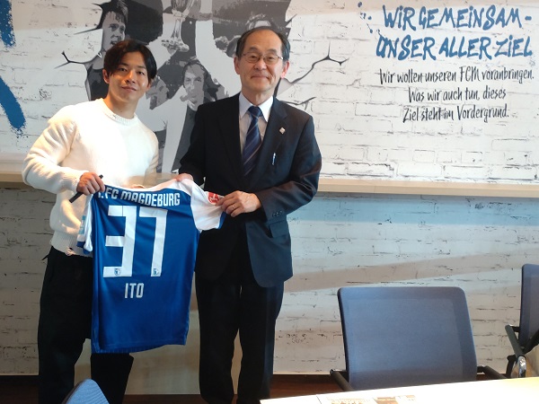 Amb_Japan's tweet photo. Herzlichen Glückwunsch an den 1. FC Magdeburg zum Klassenerhalt in der 2. Liga! Ich besuchte das Spiel gegen Nürnberg und traf dort ITO Tatsuya, der als Super-Sub mit seinen 5 Toren zum Klassenerhalt beigetragen hat. Dem @1_FCM und @rey10tatsuya wünsche ich weiterhin viel Erfolg. https://t.co/MHzX6uNZvo