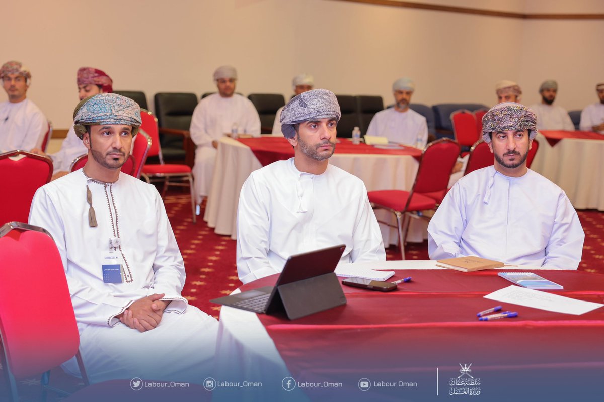 Labour_OMAN's tweet photo. نظمت #وزارة_العمل ممثلة بدائرة التدريب والتأهيل ورشة عمل بعنوان القيادة الإدارية والتي تستهدف مديري ورؤساء أقسام تدريب وتنمية الموارد البشرية ومن في حكمهم من موظفي وحدات الجهاز الإداري للدولة بهدف إكسابهم مفاهيم ومهارات القيادة الإدارية لتحقيق الأهداف المشتركة. https://t.co/9Vwh5AEyCJ