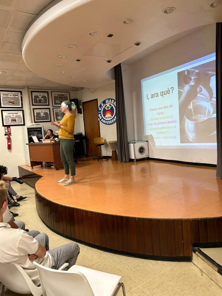 C_E_Marni's tweet photo. Presentació de ‘Papallona de cristall’ als alumnes de 1r ESO per part de la seua escriptora @LauraBorao https://t.co/nF7exxkLfR