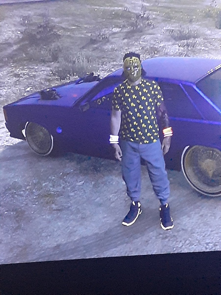 lostNcorrupt's tweet photo. I got an Og barcode for sale if you or anyone would be interested it has both character full of cars and about 70 deluxos 150 mill banked level 870+ on main 830+on 2nd character first character has 16 outfits 2nd character has 7 https://t.co/DN2bXJPlAN