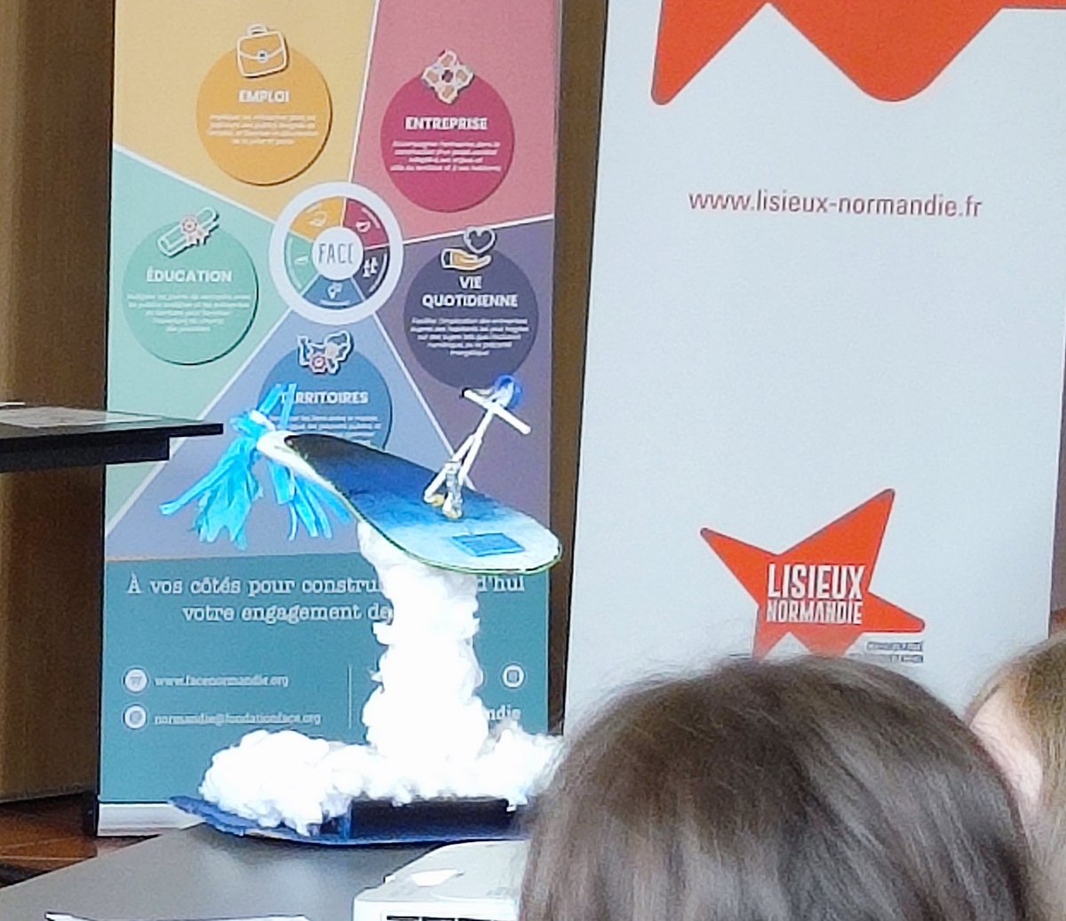 clgborisvian14's tweet photo. 🚀 Défi TEKNIK – Agglomération Lisieux Normandie  -
@FACENormandie
"Le skate à propulsion" 🛹  : un nouveau moyen pour se déplacer au quotidien de manière écologique grâce à un moteur hydraulique ! 💯  📷 #DéfiTeknik #parcoursavenir #EDD #projetinnovant https://t.co/2CGD3WZrnG