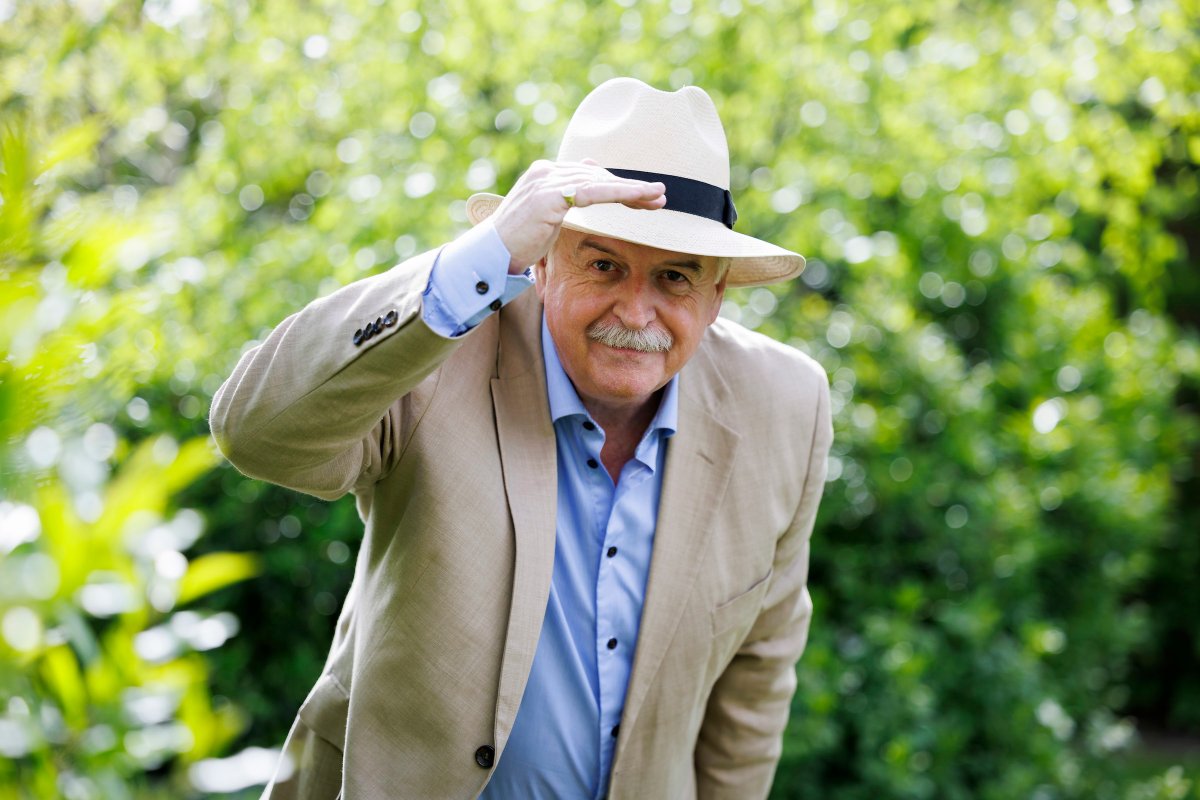 rte's tweet photo. Join Marty Whelan @martylyricfm for @RTElyricfm's Marty in the Morning live from the main stage on the opening day of @BordBiaBloom. This garden party will have great live music, chat, occasional jokes, morning coffee &amp; more. Apply for tickets here: https://t.co/LafqdKuS9Z https://t.co/h1AQSvMRtq