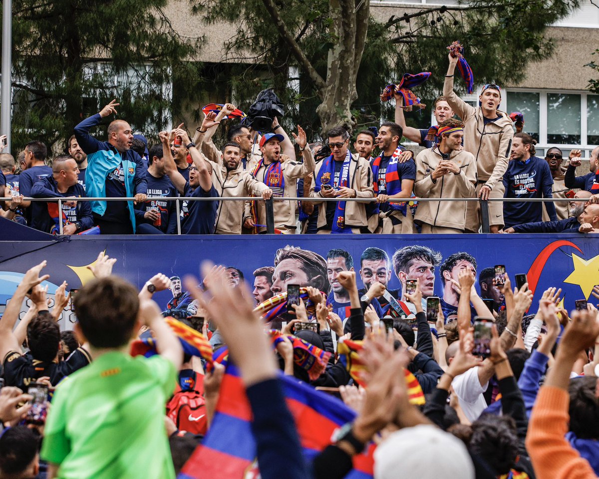 JordiAlba's tweet photo. Orgulloso de ser culer 💙❤️
¡𝗚𝗥𝗔𝗖𝗜𝗔𝗦! 👏🏻🏆 https://t.co/BKy25wzeEi