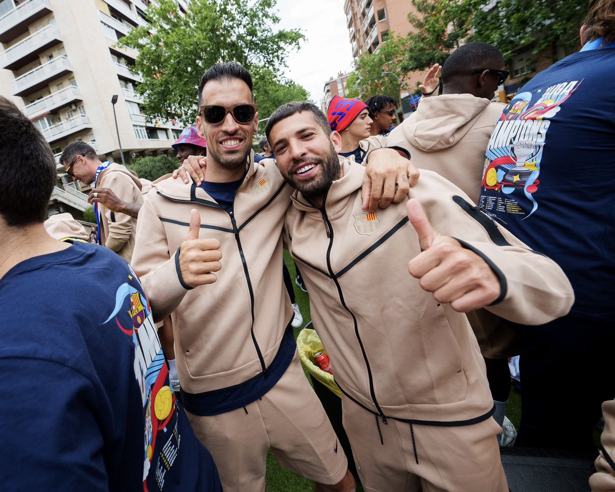 JordiAlba's tweet photo. Orgulloso de ser culer 💙❤️
¡𝗚𝗥𝗔𝗖𝗜𝗔𝗦! 👏🏻🏆 https://t.co/BKy25wzeEi