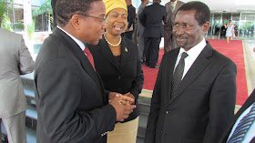 rutaraka's tweet photo. #KutokaMaktaba
Julai 30, 2012, Hayati Bernard Kamillius Membe wakati huo Waziri wa Mambo ya Nje na Ushirikiano wa Kimataifa, akifurahia jambo na Waziri mwenzake wa Malawi, Mhe. Ephraim Chiume katika Hoteli ya Hyatt Regency, jijini Dar es salaam.
#RIPMembe π https://t.co/1xOP7wVzX2