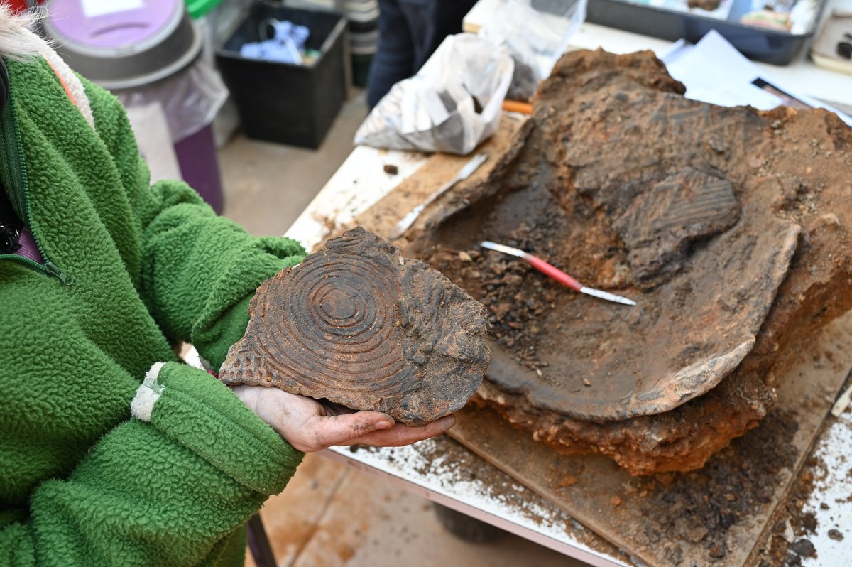 We decided to block lift this incredible complete vessel from the <a href="/Hanson_UK/">Bill</a> Needingworth quarry so that we can carefully excavate and sample its contents back at our office. This is a very rare find, as most Grooved Ware pottery assemblages are made up of small fragments.