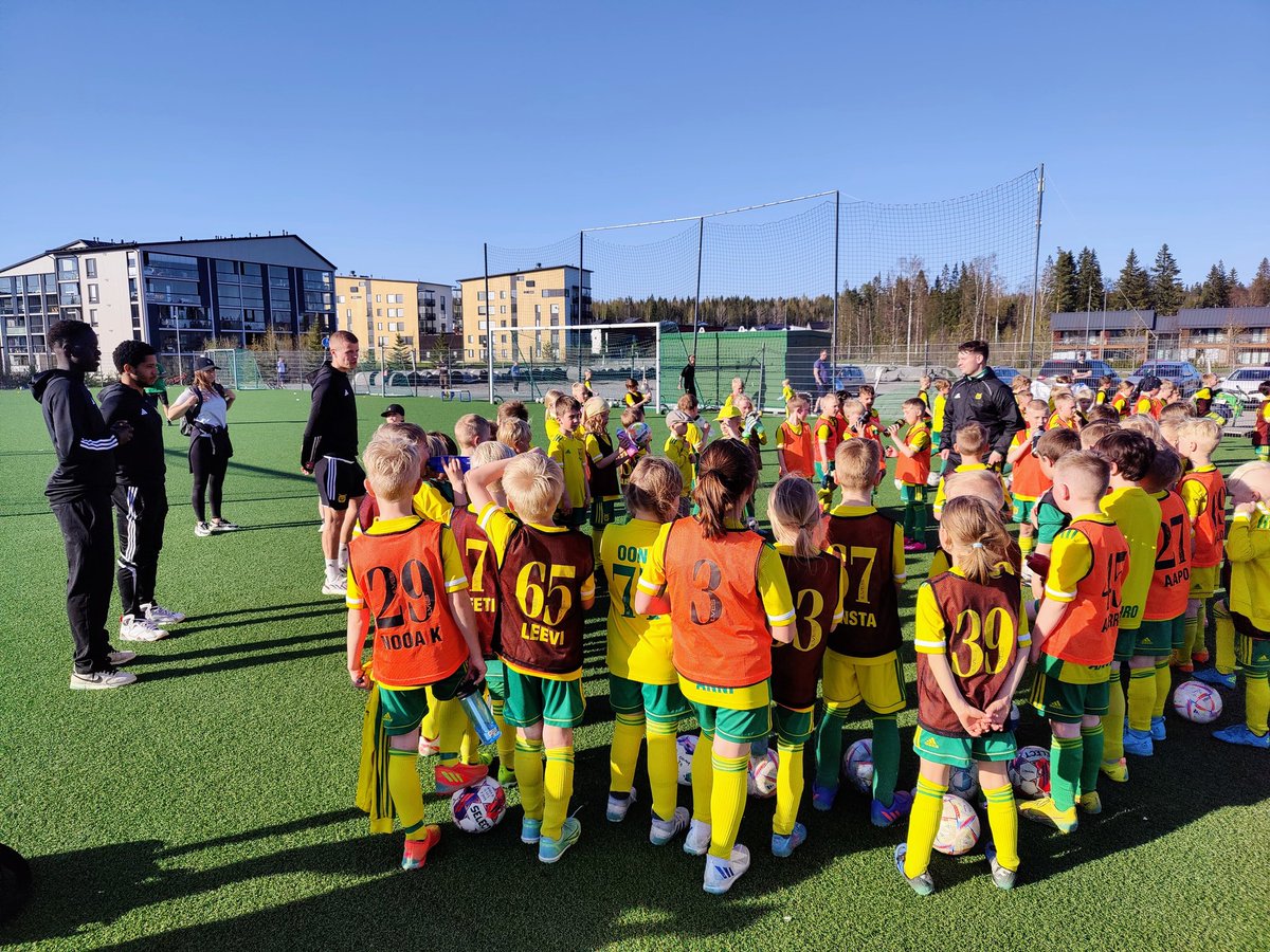 @IlvesEdustus kummipelaajat  Petteri Pennanen, Djair Parfitt-Williams ja Emmanuel Patut vierailulla viime viikolla kummijoukkueensa Ilves P8 (2015) harjoituksissa Ilveskentällä. Olipa kerrassaan HUIPPUA, kiitos 🔥🔥🔥
📸: Mari Mäenpää
#ilves #kummipelaajat #ilvesperhe