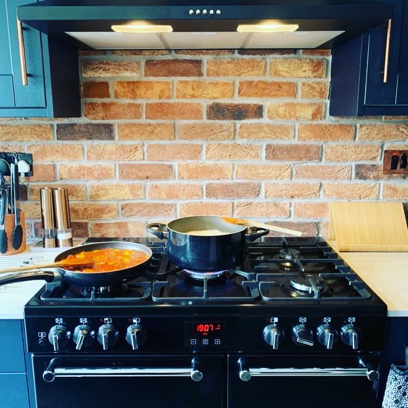 Our Saxon BrickSlips, currently cooking up a treat in this kitchen. 😋
#brick #bricktiles #kitchenspace #kitchenwalls #kitchendesign  
#featurewalls