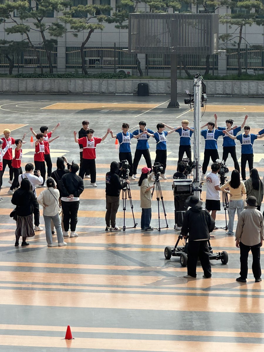 MINSEOFRANCEFB's tweet photo. 🌀 𝐈𝐍𝐅𝐎
Les garçons ont été remarqués en deux équipes : une bleue et une rouge.
Notre Minseo est rouge avec #KSOUL, #HYUNWOO, #IRANG, #HYEONTAE, #SUNGMIN, #DAEHUI, #HYEONGGEUN et d’autres, non identifiables 🤧
_
#KANGMINSEO #강민서
#FANTASYBOYS #소년판타지
©minseo_0722 https://t.co/CQxPWjHeSR