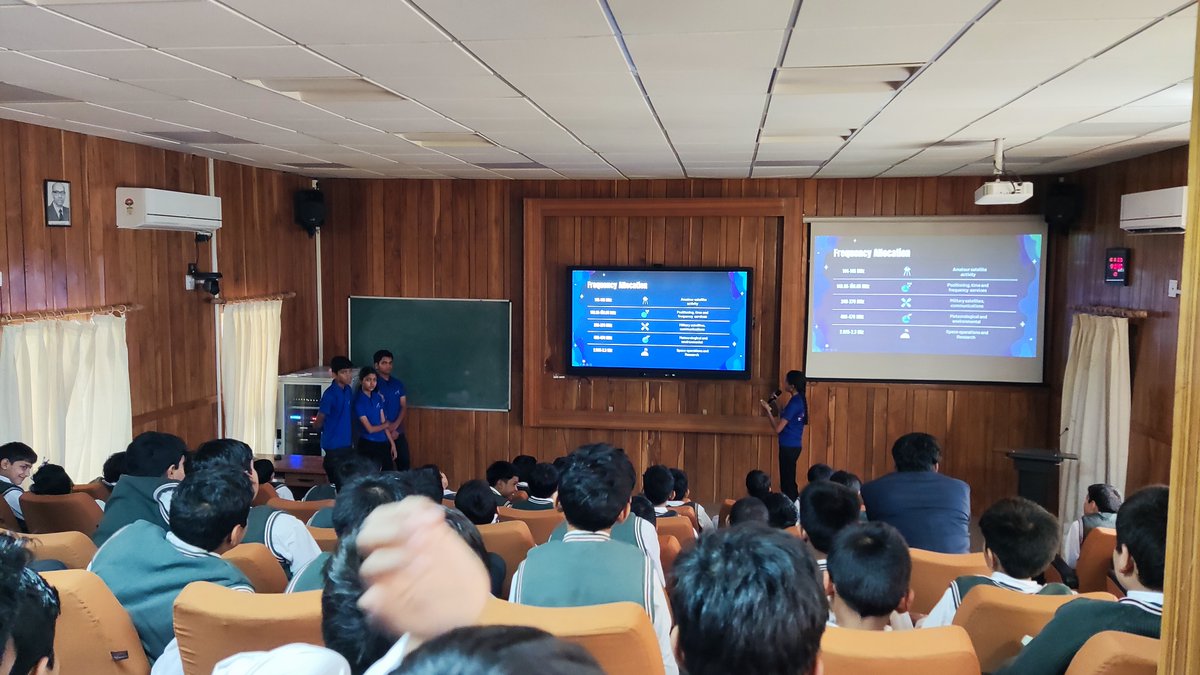 On this occasion the students also learnt about the threat #satellite mega constellations & #SpaceDebris pose for astronomy through an engaging presentation given by the talented young volunteers from @aryabhatorg, Bhopal.