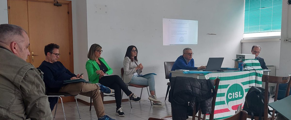 DSantini74's tweet photo. Ieri in #AvisJesi coordAST @CislSenigallia #JesiFabriano su economia vallesina.Con Responsabile #GiovaneLLi.Per Fai Marche #SRBarba e #SGSantini.Per @cislmarche @Saurross:"Gestiamo i grandi gruppi con dialogo ed intervento di Territorio ed Istituzioni".@fai_cisl @CislNazionale https://t.co/Xf4ZflxgF4