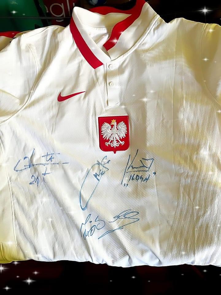 siekierczak's tweet photo. @RadoslawNawrot @K_Stanowski Powstają następne licytacje dla Hani. Między innymi do wylicytowania koszulka reprezentacji z podpisami @TFrankowski21, Marek Citko, Roman Kosecki i Jacek Ziober https://t.co/C3HQ4fArkJ https://t.co/KqUjVRqqhg
