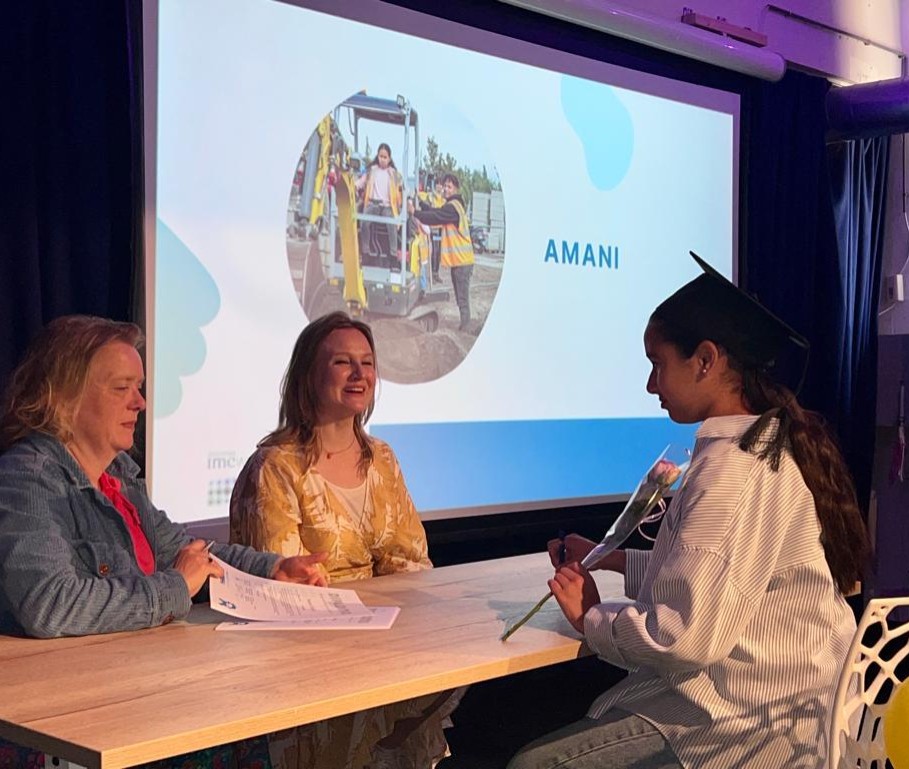 noord020's tweet image. Afgelopen zondag namen 19 leerlingen van de IMC Weekendschool hun diploma in ontvangst. 🥳 De afgelopen drie jaar kropen zij o.a. in de huid van journalisten, kraamverzorgers, straatmakers en architecten om te ontdekken waar hun talenten liggen en hun vaardigheden te vergroten.