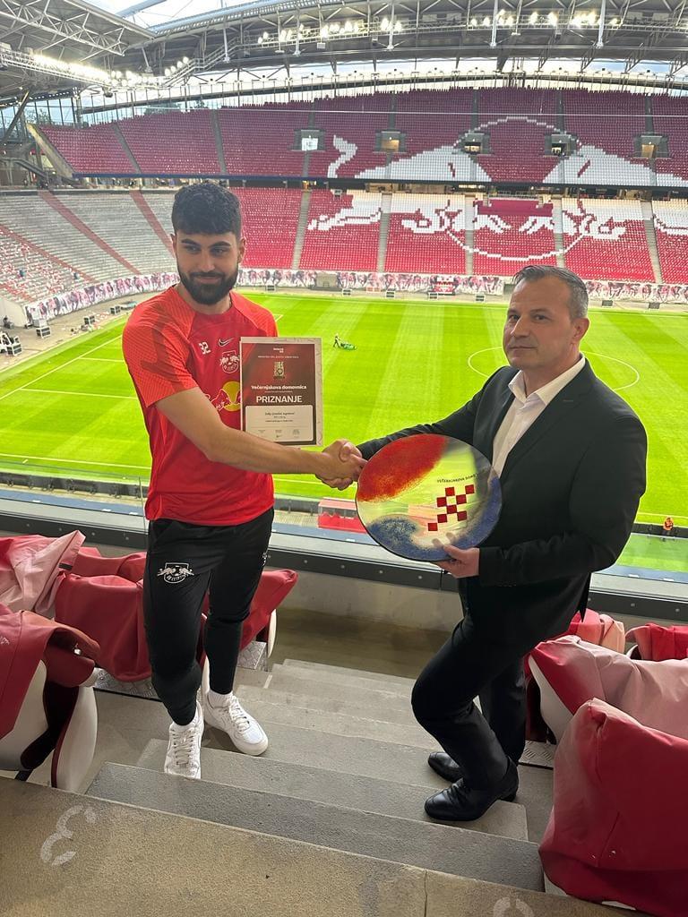 KroBotschaft's tweet photo. Gratulation an Joško #Gvardiol! Der Kicker von @HNS_CFF 🇭🇷 und @RBLeipzig 🇩🇪 gewann den Preis "Večernjakova domovnica" als Person des Jahres. 👏⚽️
Unter der Schirmherrschaft des @MVEP_hr überreichte Mladen #Nimac von der @KroBotschaft den Preis.
@vecernji_list @FenixMagazin https://t.co/fDSq6rivJE