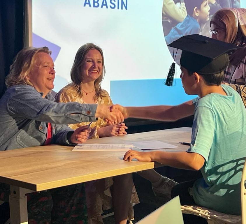 Afgelopen zondag namen 19 leerlingen van de IMC Weekendschool hun diploma in ontvangst. 🥳 De afgelopen drie jaar kropen zij o.a. in de huid van journalisten, kraamverzorgers, straatmakers en architecten om te ontdekken waar hun talenten liggen en hun vaardigheden te vergroten.