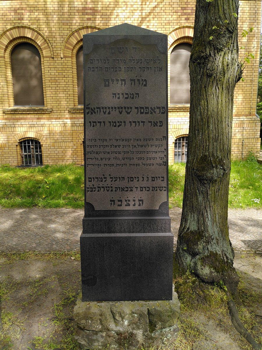 TeapotLinguist's tweet image. Steinthal’s first name is flexible. He’s primarily known in German as Heymann, but sometimes also as Heinemann, Hermann or Heinrich. The Hebrew side of his gravestone gives Chaim/חיים as his name, while the German side simply reads &quot;Dr. H.&quot; 🤷‍♂️

#LinguisticBirthdays #Histlx