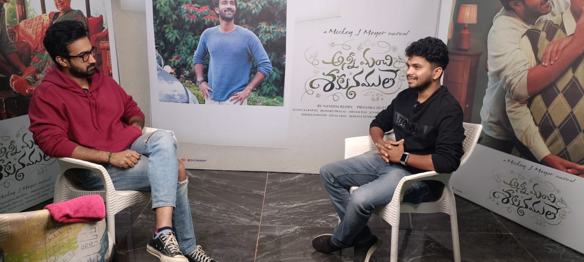 abhiarjun101's tweet image. UrsVamsiShekar: Young Hero @santoshsoban is all set to captivate us with his upcoming movie #AnniManchiSakunamule! 😍

In a series of promotional interviews with popular web channels @FilmyFocus, @manastarsdotcom #FridayPoster, @Rtvtelugu, he shared s…