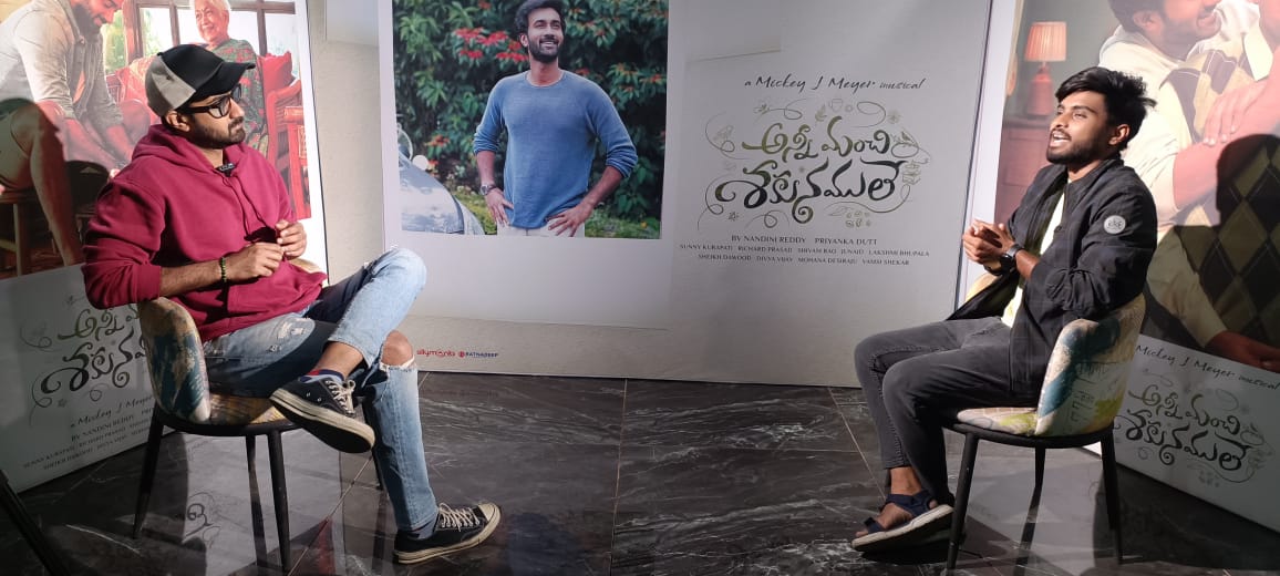 abhiarjun101's tweet image. UrsVamsiShekar: Young Hero @santoshsoban is all set to captivate us with his upcoming movie #AnniManchiSakunamule! 😍

In a series of promotional interviews with popular web channels @FilmyFocus, @manastarsdotcom #FridayPoster, @Rtvtelugu, he shared s…