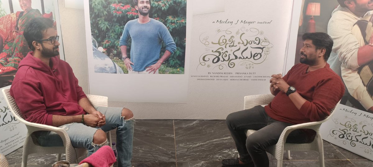 abhiarjun101's tweet image. UrsVamsiShekar: Young Hero @santoshsoban is all set to captivate us with his upcoming movie #AnniManchiSakunamule! 😍

In a series of promotional interviews with popular web channels @FilmyFocus, @manastarsdotcom #FridayPoster, @Rtvtelugu, he shared s…