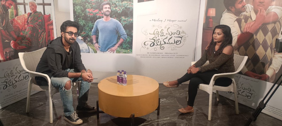 abhiarjun101's tweet image. UrsVamsiShekar: Young Hero @santoshsoban is all set to captivate us with his upcoming movie #AnniManchiSakunamule! 😍

In a series of promotional interviews with popular web channels @FilmyFocus, @manastarsdotcom #FridayPoster, @Rtvtelugu, he shared s…