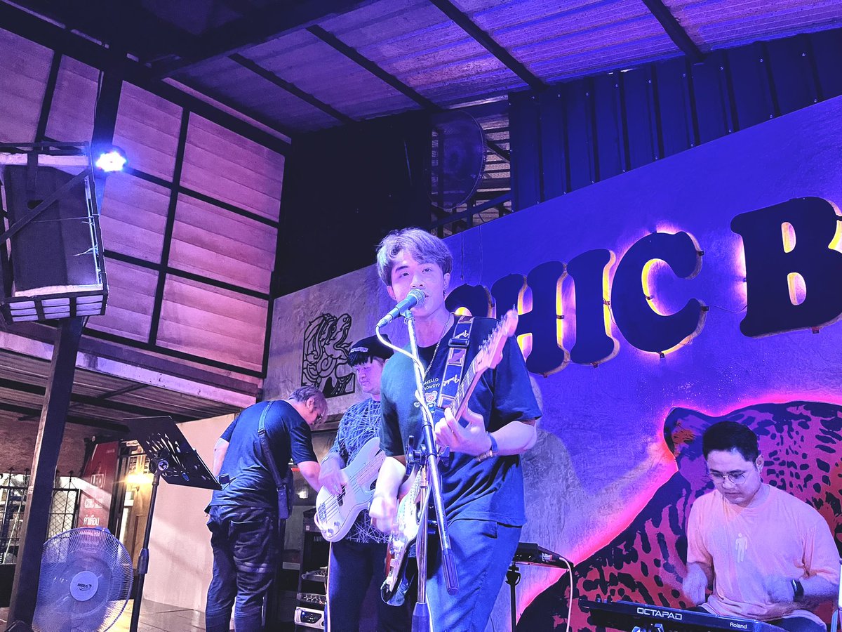 PAPADUDE_'s tweet photo. วันที่ 14 พฤษภาคม ที่ผ่านมา งานเจ้าแม่ทับทิม เจ้าพ่อเจ้าแม่ตาคลี เนื่องจากฝนตกหนัก มีเหตุจำเป็นที่ไม่สามารถทำการแสดงได้ จึงเลื่อนไปแสดงที่ร้าน Chic Bar Takhli แทนขอโทษและขอบคุณแฟนคลับทุกๆคน ที่ให้การสนับสนุนจอห์น 🙏🏻✨ 

#papadude  #johnnattachot https://t.co/NUcU3iSlTx
