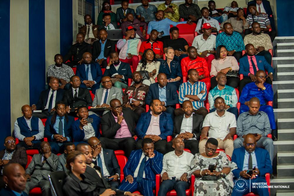BandendeF's tweet photo. Briefing du PN et VPM Vital KAMERHE sur la Conjoncture économique.
Tous les cadres et autorités du parti unis et rangé derrière le SG Billy Kambale étaient présents pour soutenir leurs leaders Vital KAMERHE. Bomoko nde makambo. https://t.co/UrzjMYOhsT