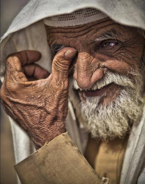 لباس قیمتی ہو یا سستا کردار کو نہیں چھپا سکتا ۔۔
اپنے کردار کو اچھا کرو ہر لبا س میں اچھے لگو گے۔