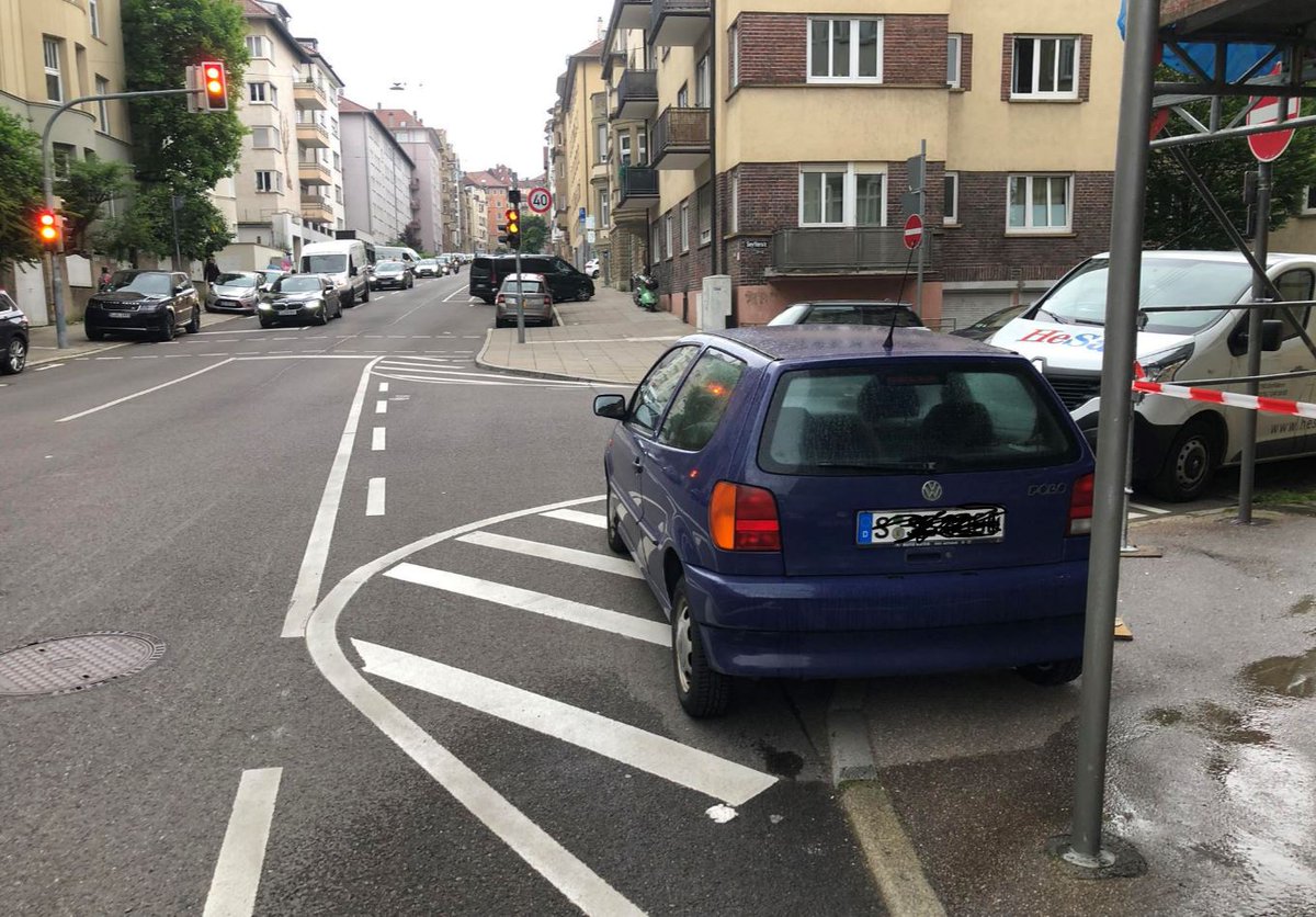 ADFC_BW's tweet photo. In @stuttgart_stadt kostet das schlappe 25 Euro. Rechts steht ein Baugerüst, kein Durchhkommen für Fußgänger*innen. Sichtachse in der Kreuzung versperrt. Nachhilfe zum #Falschparkererlass: 
👉https://t.co/8MwFPSlbWK https://t.co/jpkSbIwPYp