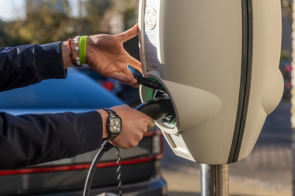 🚗🔌 Bij Hotel Donny zijn we blij om aan te kondigen dat we 4 laadpunten voor elektrische auto's hebben geïnstalleerd! ⚡ Zo kunnen onze gasten hun elektrische auto zorgeloos opladen terwijl ze bij ons verblijven. Plan uw reis nu en laad uw auto op aan … instagr.am/p/CsS-mPrIsy0/