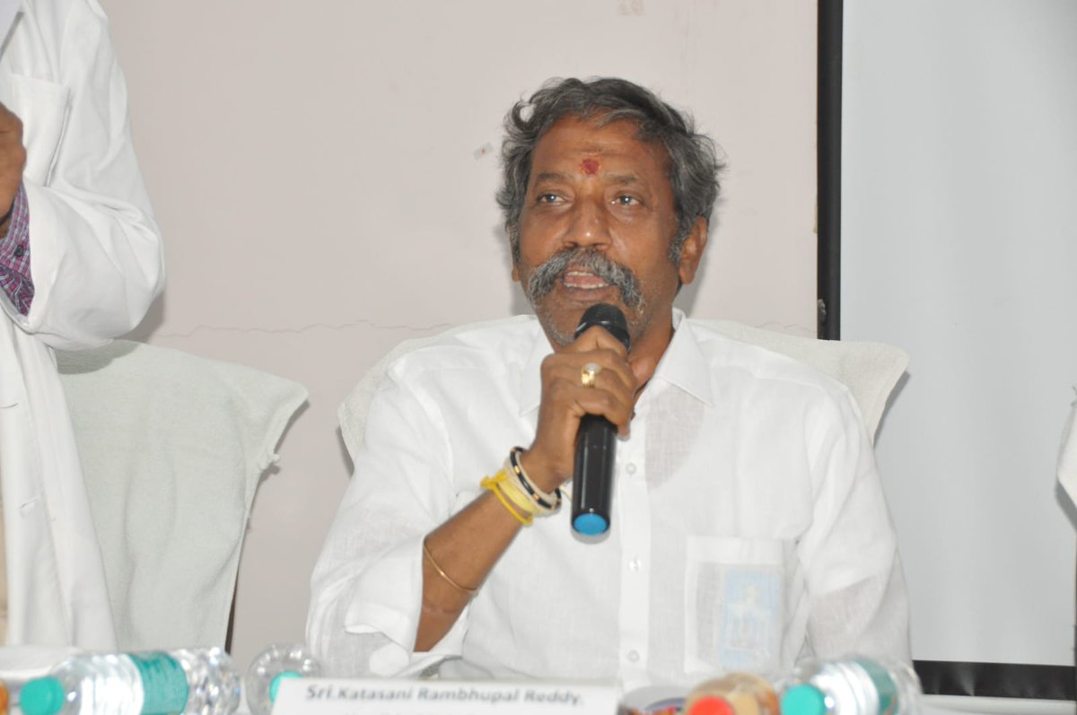 ddipr_knl's tweet photo. ప్రభుత్వ సర్వజన వైద్యశాలలోని ధన్వంతరి సమావేశ మందిరంలో హాస్పిటల్ డెవలప్మెంట్ సొసైటీ సమావేశాన్ని నిర్వహిస్తున్న జిల్లా కలెక్టర్ డా.జి.సృజన. పాల్గొన్న ఎంపి డాక్టరు సంజీవ్ కుమార్,పాణ్యం ఎమ్మెల్యే కాటసాని రాంభూపాల్ రెడ్డి, కర్నూలు ఎమ్మెల్యే హఫీజ్ ఖాన్,కోడుమూరు ఎమ్మెల్యే డా.జె.సుధాకర్. https://t.co/CTWJTzirZ6
