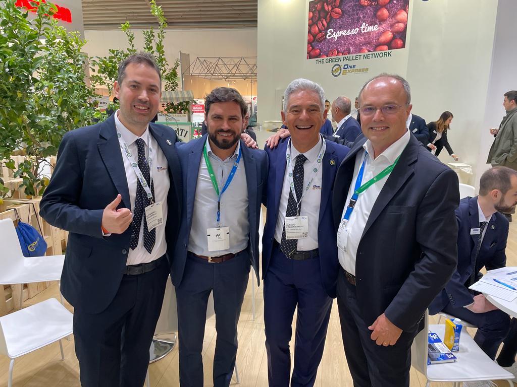Palibex's tweet image. Buenos contactos y reencuentro con compañeros en @transport_messe, una feria que nos ha servido para seguir afianzando y fortaleciendo alianzas estratégicas en Europa. ¡Regresamos muy satisfechos!

palibex.com/noticias/trans…

#TransportLogistic #PBXInternacional