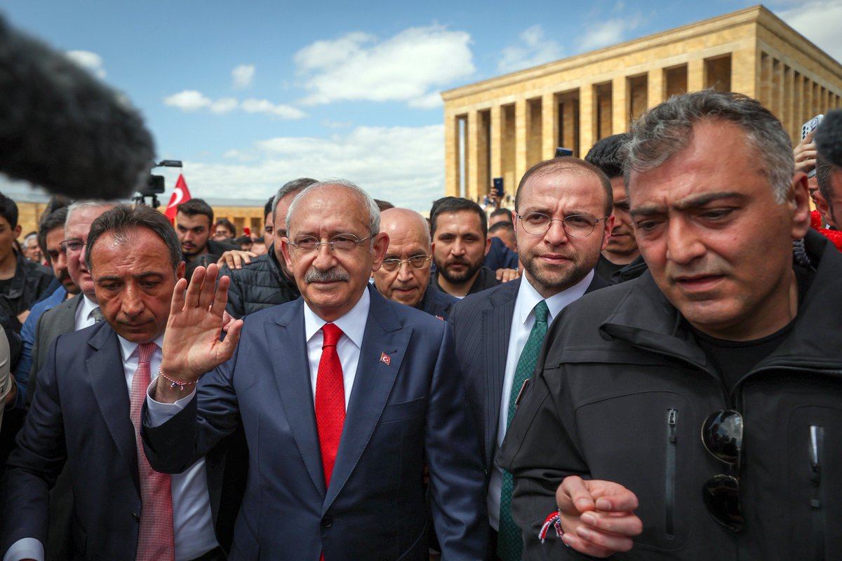 Kılıçdaroğlu:  

"Genç arkadaşlarımın mesajını da aldım. Başım üstüne. Onların kaygılarını gidereceğim ama onların da beni duymasını istiyorum. 

Öyle bir noktada ki her şey, domuz bağcılar yüce Meclis’e gönderildi! Kadınları cansız birer eşya gibi sahiplendirmek isteyenlere