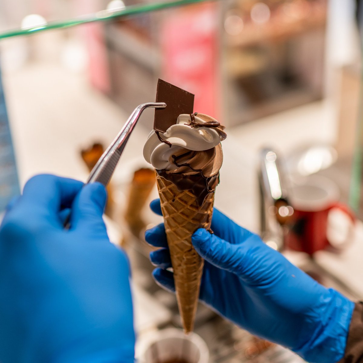 designeroutlets's tweet photo. Jetzt Neu: Lindt Eis, die Versuchung des Sommers!☀ Direkt in unserem Lindt Store bekommt Ihr die leckeren Softeis-Sorten Schokolade, Weiße Schokolade oder den Schokoladen Mix - Alle MyLindt Mitglieder erhalten 10% Rabatt zusätzlich. 👍 https://t.co/iz0qBLM3Os