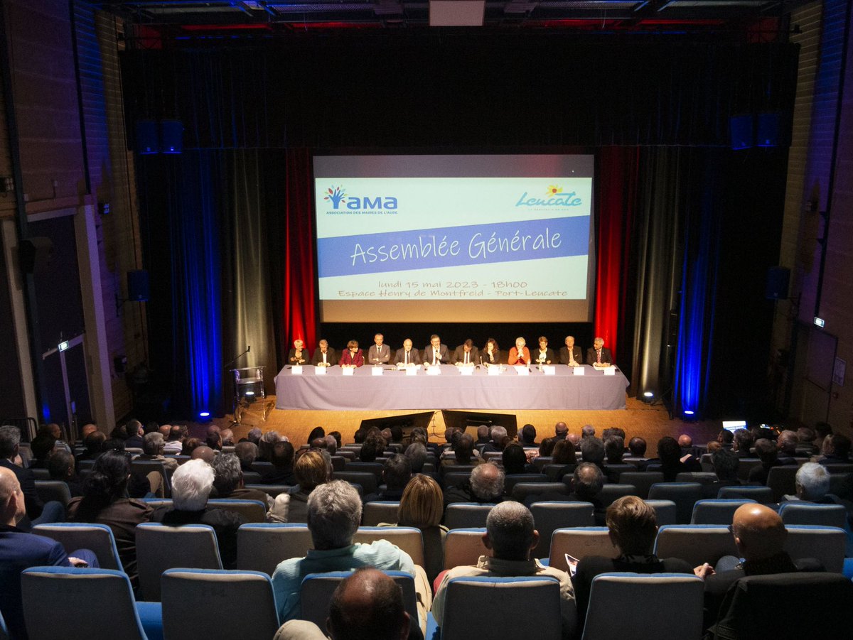 Prefet11's tweet photo. ✳️ @prefet11, sous-préfets, Dir. des services de l’Etat, présents à l’AG de l’association des @maires_Aude aux côtés de son Pdt, du VP @l_amf , du maire @InfoLeucate &amp; de très nombreux maires à #PortLeucate pour échanger notamment sur les enjeux de sécurité et environnementaux. https://t.co/iwF5Bq7gqA