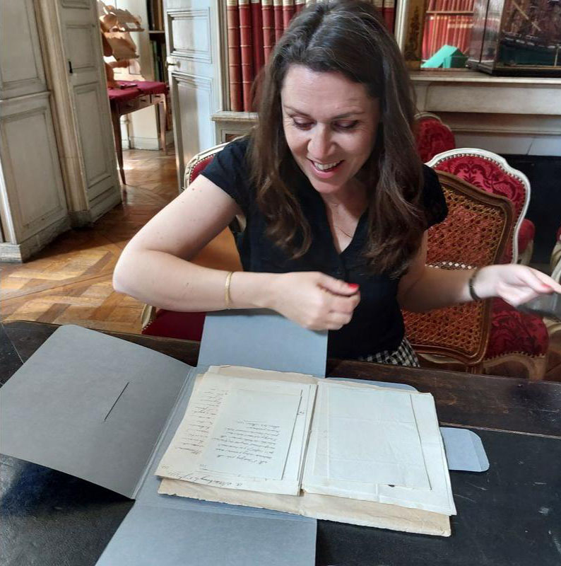 <a href="/Clemelois/">Clémentine Mélois</a>, artiste en résidence à la BnF, et les Oulipiens ont carte blanche pour la prochaine séance du cycle "L'Arsenal en lumière" ! Venez redécouvrir l'histoire de la Bibliothèque de l'Arsenal à travers leurs propositions le lundi 22 mai : bnf.fr/fr/agenda/cart…