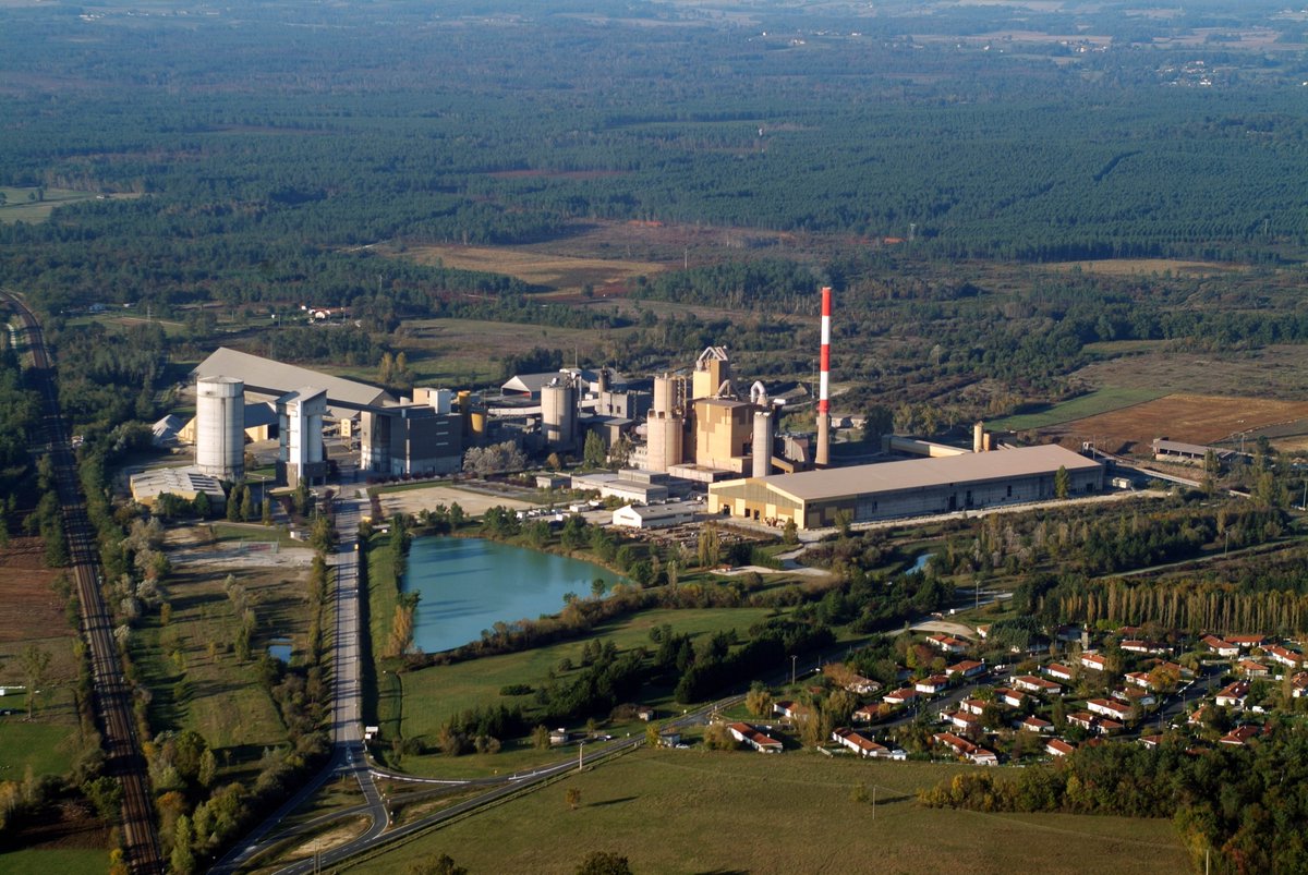 A l’occasion du sommet #ChooseFrance 2023, <a href="/hd_materials/">Heidelberg Materials</a> annonce un investissement de plus de 65 millions d’euros pour accélérer la décarbonation de sa #cimenterie de Bussac-Forêt en Charente-Maritime. 🏭 Le projet permettra de réduire les émissions de CO2 du site jusqu’à 2️⃣0️⃣%.